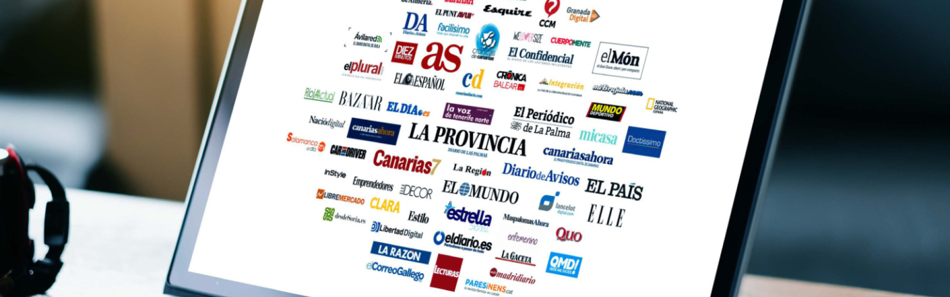 Logotipos de medios de comunicación en portátil